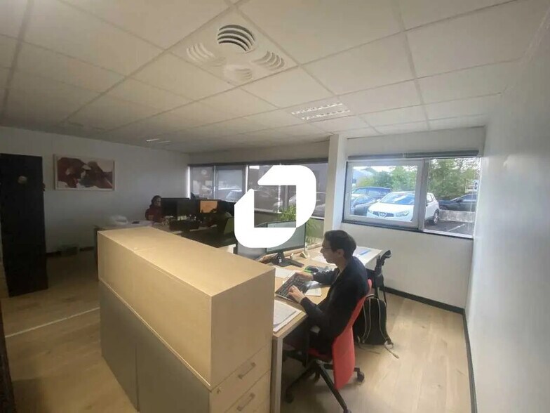 Office in Le Haillan for lease - Interior Photo - Image 3 of 8