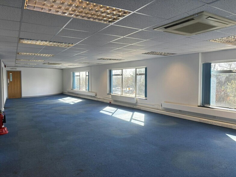 53A Crockhamwell Rd, Reading à louer - Photo du bâtiment - Image 2 de 5