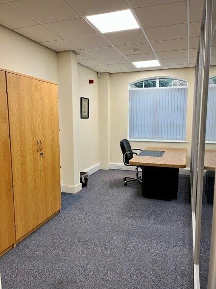 58 Hamm Moor Ln, Addlestone à louer - Photo du bâtiment - Image 2 de 5