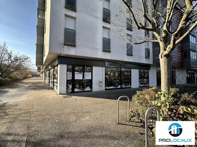 Retail in Échirolles for lease - Building Photo - Image 1 of 2