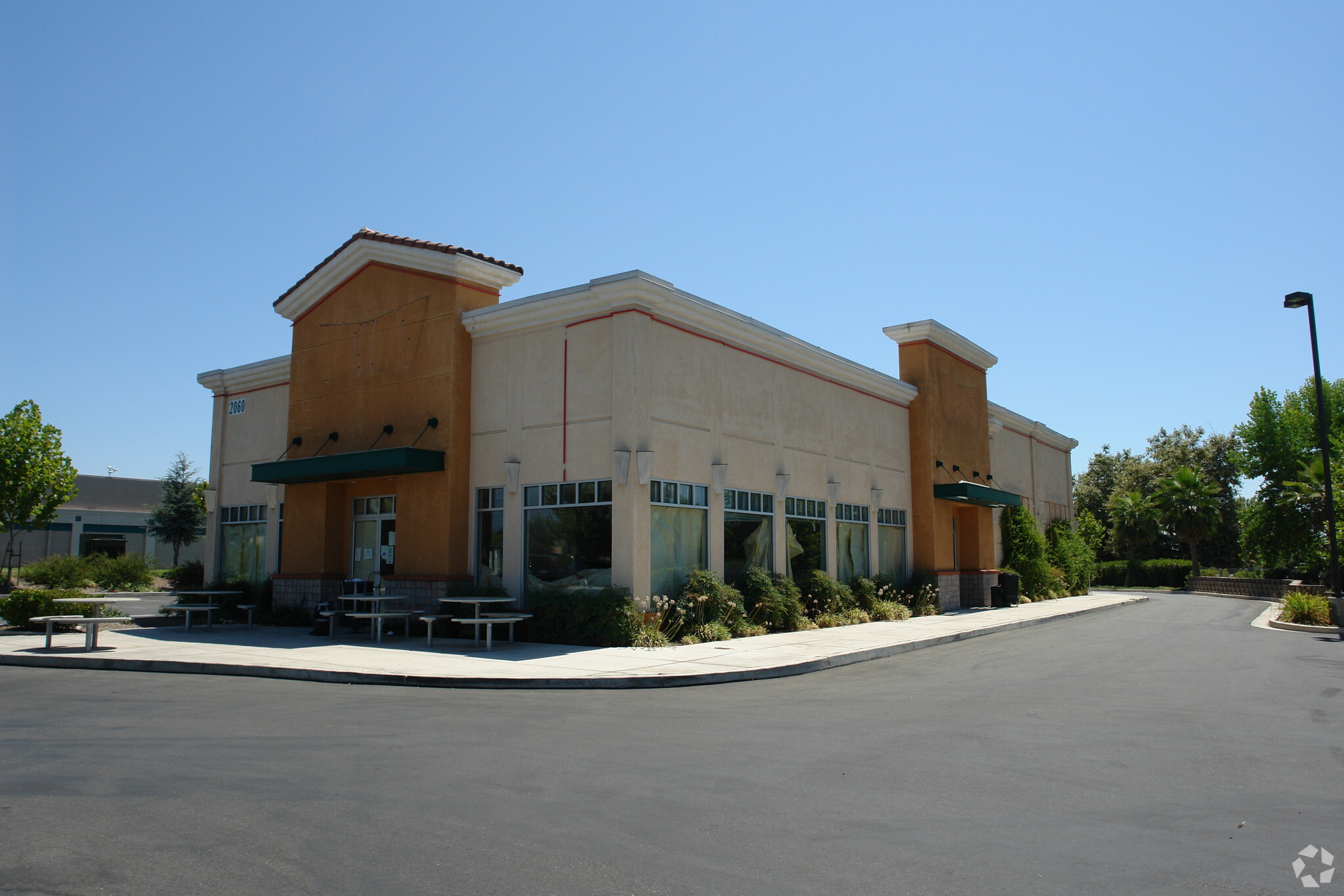 2060 Business Ln, Chico, CA à louer Photo principale- Image 1 de 3