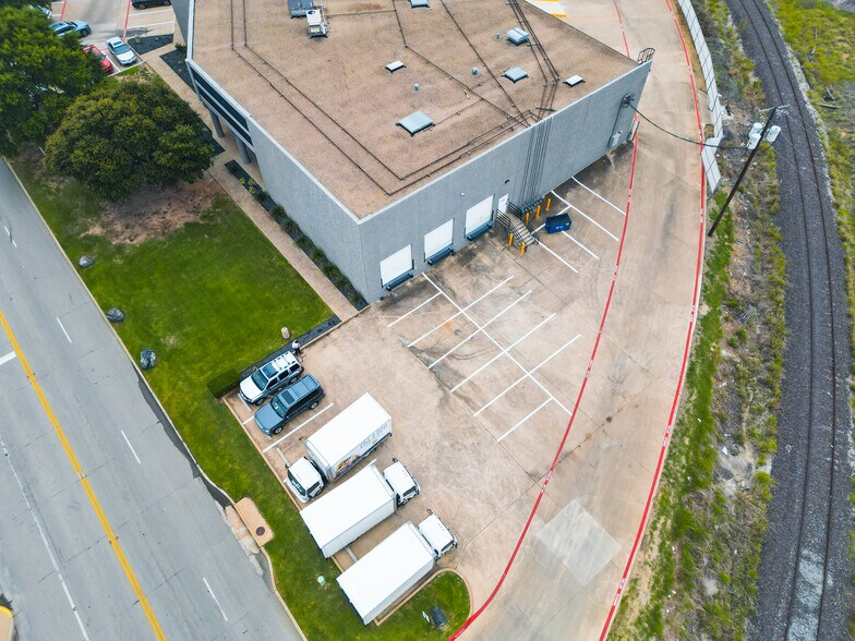 805 W Carrier Pky, Grand Prairie, TX à louer - Photo du bâtiment - Image 2 de 3