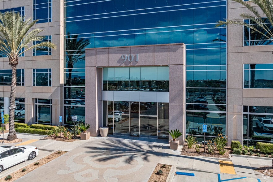 901 Via Piemonte, Ontario, CA for lease - Building Photo - Image 2 of 7