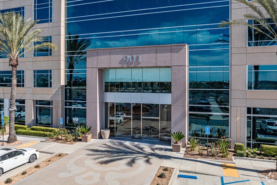 901 Via Piemonte, Ontario, CA à louer - Photo du bâtiment - Image 2 de 7