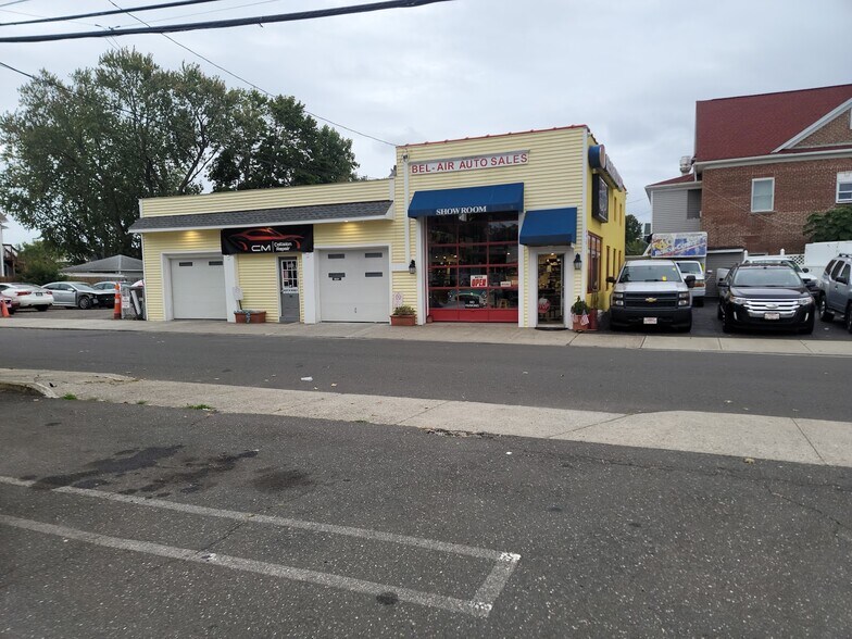 Automotive Used Car Dealership portefeuille de 2 propriétés à vendre sur LoopNet.ca - Photo du bâtiment - Image 3 de 8