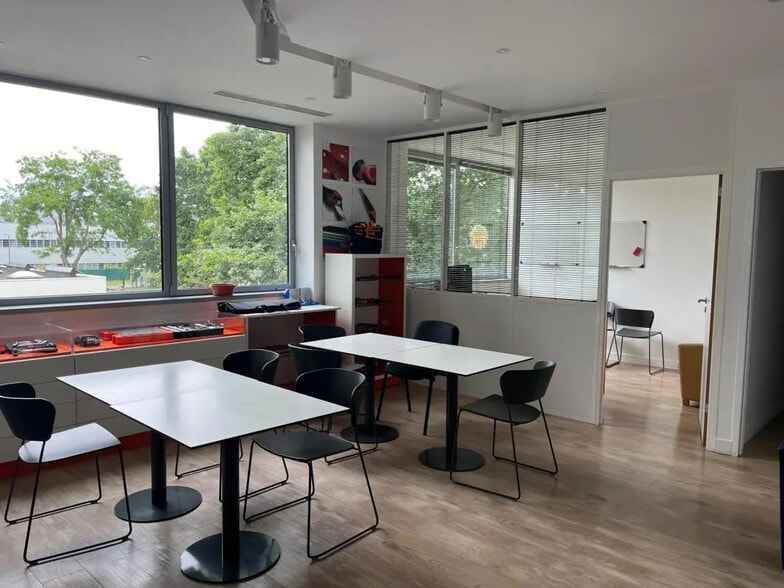 17 Rue Rosa Luxemburg, Éragny for lease - Building Photo - Image 3 of 13