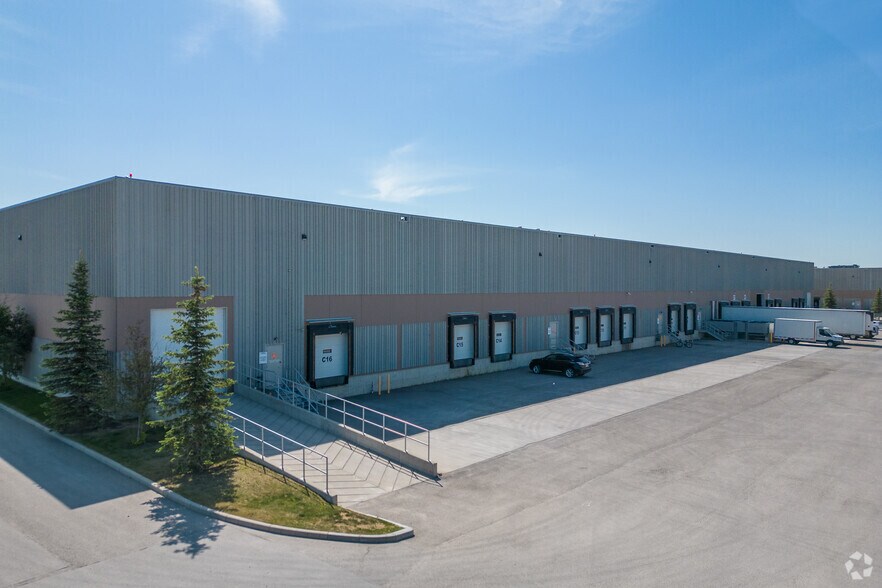 10761 25th St NE, Calgary, AB à louer - Photo du bâtiment - Image 2 de 5