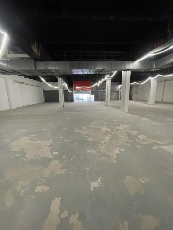 Retail in Asnières-sur-Seine for lease Interior Photo- Image 1 of 14