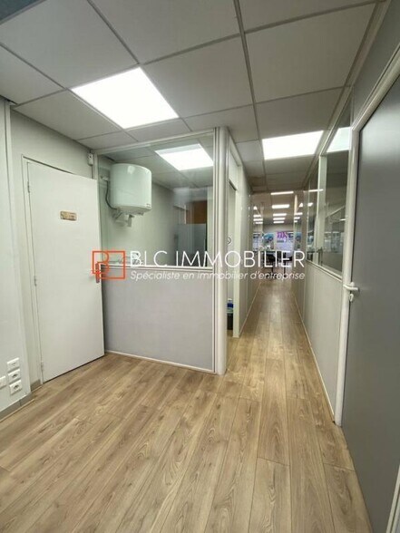 Retail in Marseille for lease - Interior Photo - Image 3 of 6