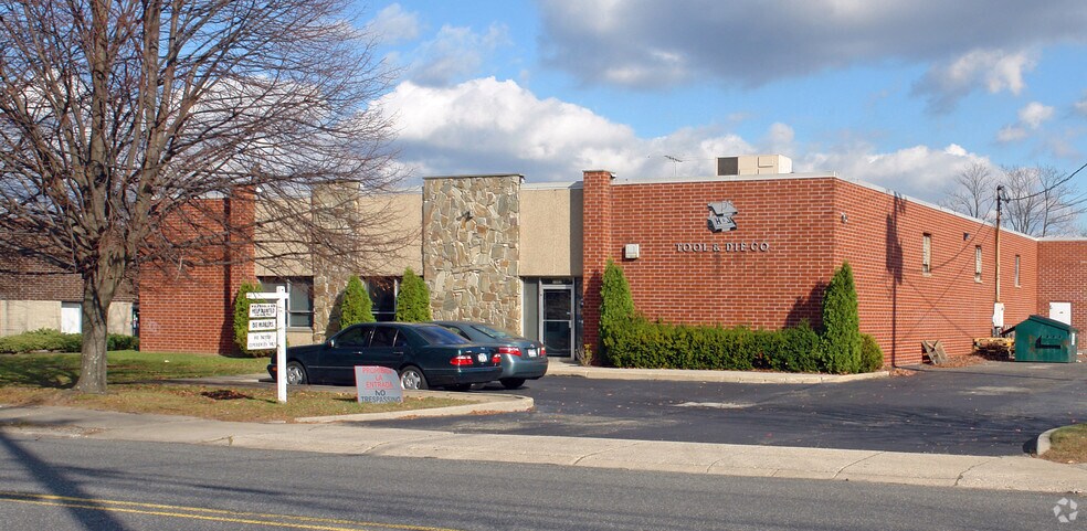 1565 Ocean Ave, Bohemia, NY à louer - Photo du bâtiment - Image 1 de 7