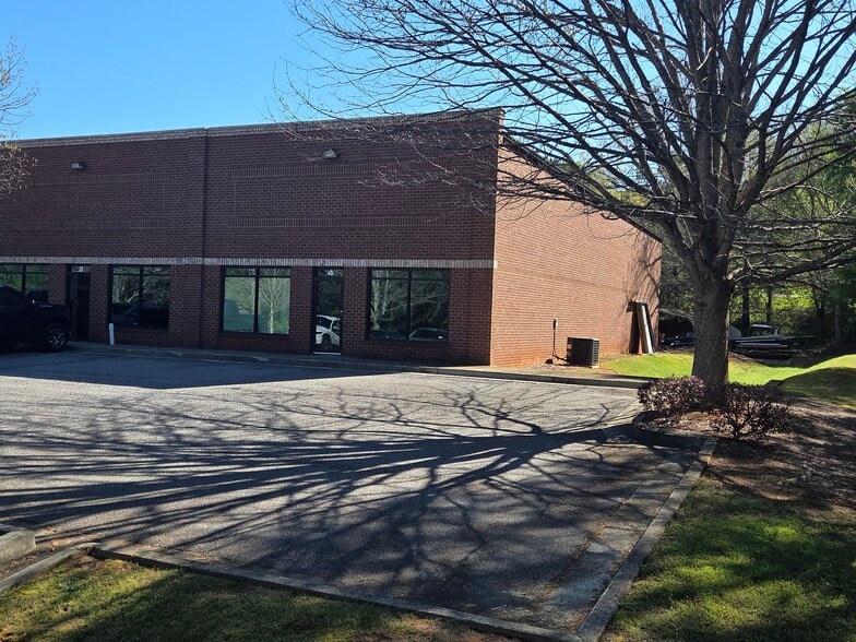 1060 Commerce Dr, Bogart, GA for lease - Primary Photo - Image 1 of 2