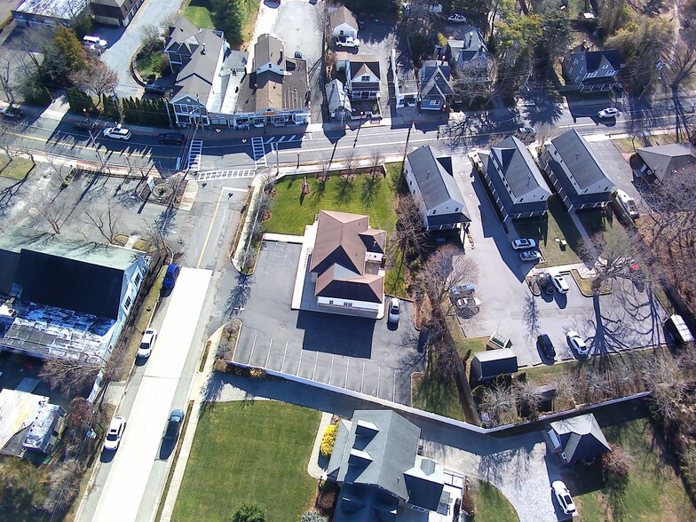 581 Middle Rd, Bayport, NY à vendre - Photo du bâtiment - Image 3 de 11