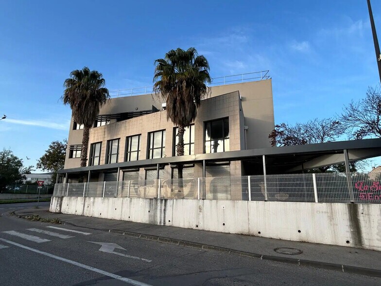 Retail in Marseille for lease - Building Photo - Image 2 of 8