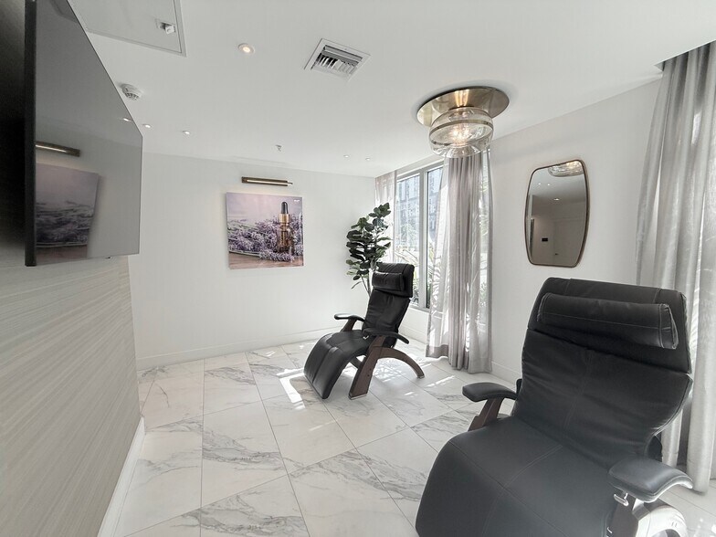 218 NW 8th St, Miami, FL à louer - Photo du bâtiment - Image 2 de 11