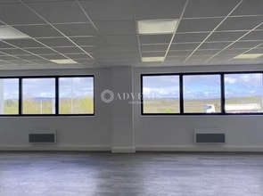 Flex in Aubergenville for lease Interior Photo- Image 2 of 2