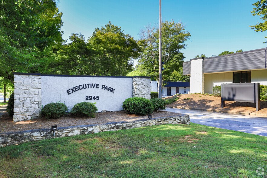 2945 Stone Hogan Connector Rd, Atlanta, GA à louer - Photo du bâtiment - Image 3 de 14