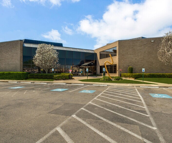 7111 Harwin Dr, Houston, TX à louer - Photo du bâtiment - Image 2 de 5