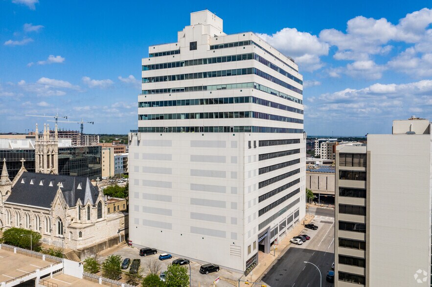 206 E 9th St, Austin, TX à louer - Photo du bâtiment - Image 1 de 6