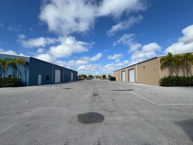 3777 Ironbridge Blvd, Fort Myers, FL à louer - Photo du bâtiment - Image 2 de 12