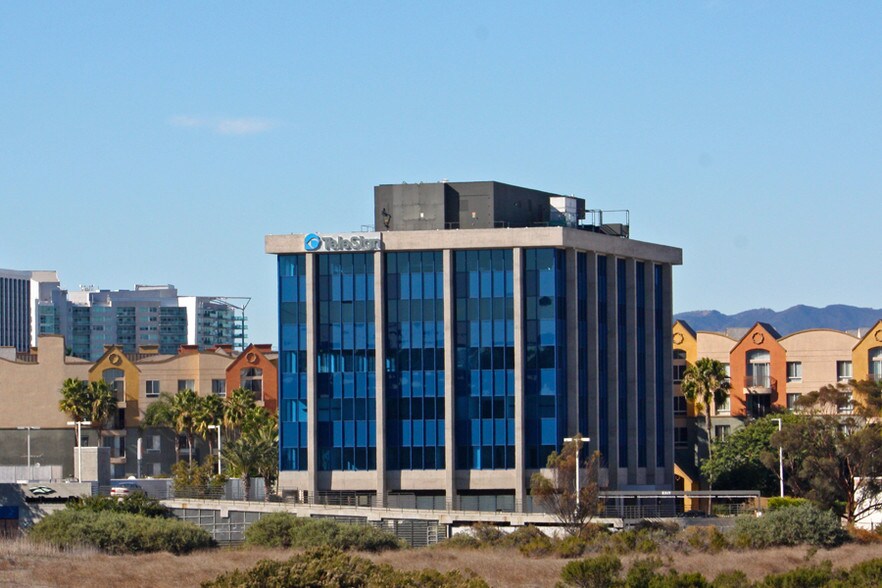 13274 Fiji Way, Marina del Rey, CA à louer - Photo du bâtiment - Image 2 de 21