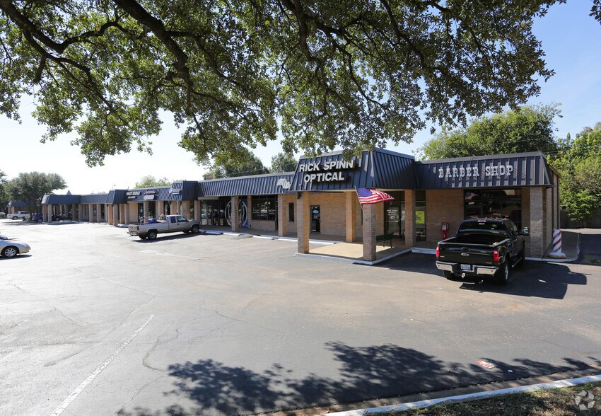 2000-2098 N Valley Mills Dr, Waco, TX for lease - Building Photo - Image 2 of 10