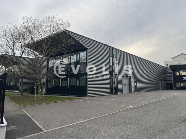 Local d'activités dans Vénissieux à vendre - Photo du bâtiment - Image 1 de 14