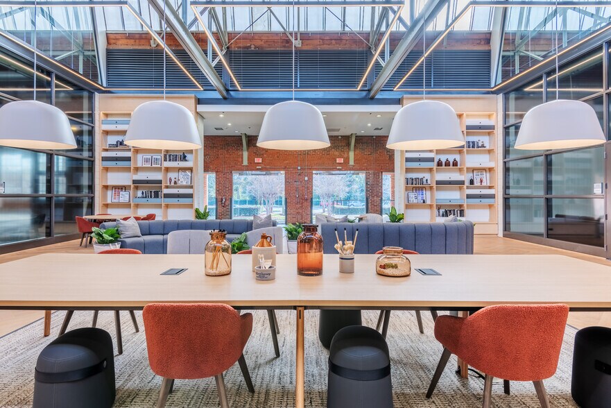 1435 W Morehead St, Charlotte, NC à louer - Photo du bâtiment - Image 3 de 8