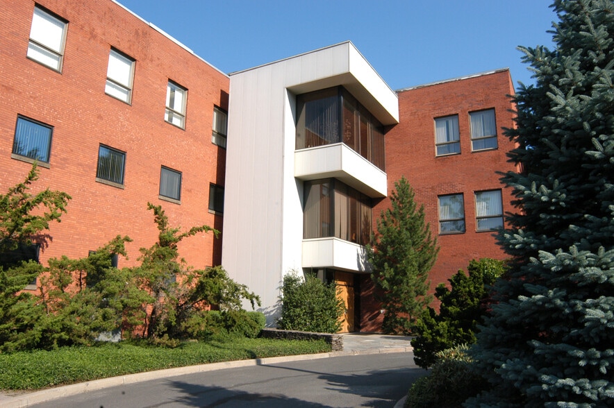 27 Siemon Company Dr, Watertown, CT for lease - Building Photo - Image 2 of 14