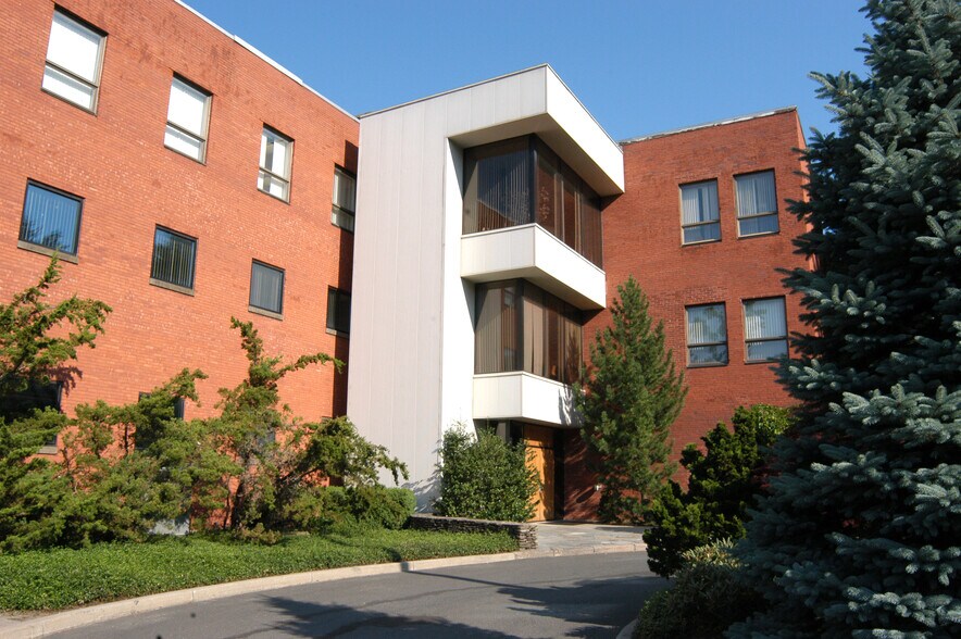 27 Siemon Company Dr, Watertown, CT à louer - Photo du bâtiment - Image 2 de 14