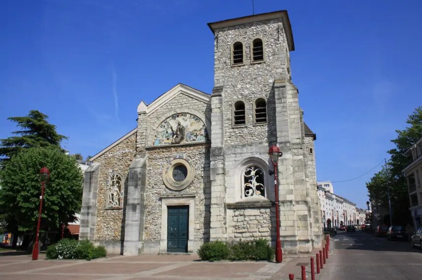 Retail in Fresnes for lease Building Photo- Image 1 of 4