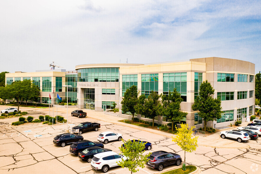 401 Charmany Dr, Madison, WI for lease - Primary Photo - Image 1 of 7