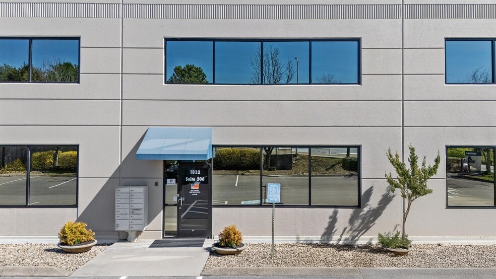 1832 Midpark Rd, Knoxville, TN for lease - Building Photo - Image 2 of 13