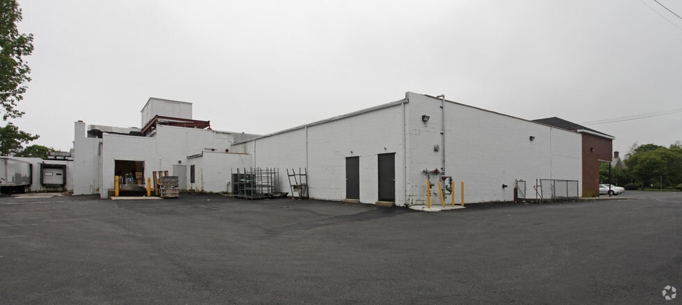 70 Sunset Ave, Westhampton Beach, NY for lease - Building Photo - Image 2 of 3
