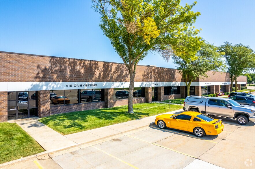 11101-11199 Aurora Ave, Urbandale, IA à louer - Photo du bâtiment - Image 2 de 5