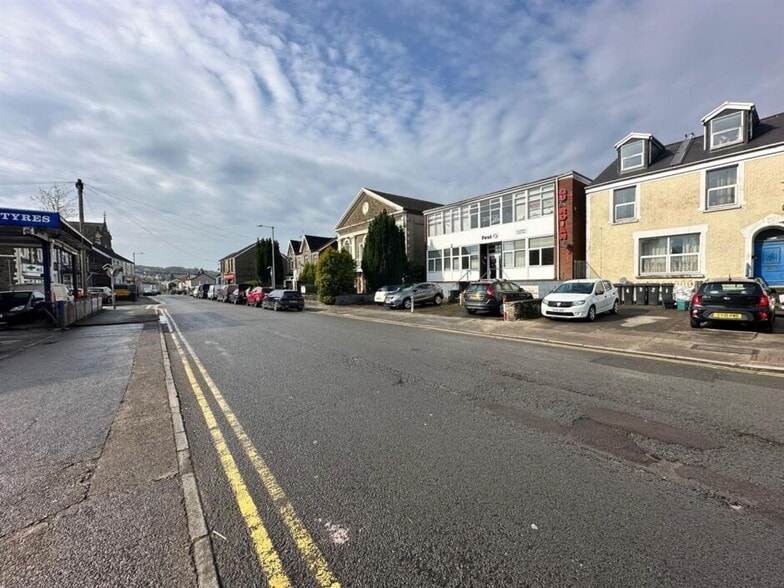 9-10 London Rd, Neath for lease - Building Photo - Image 3 of 3