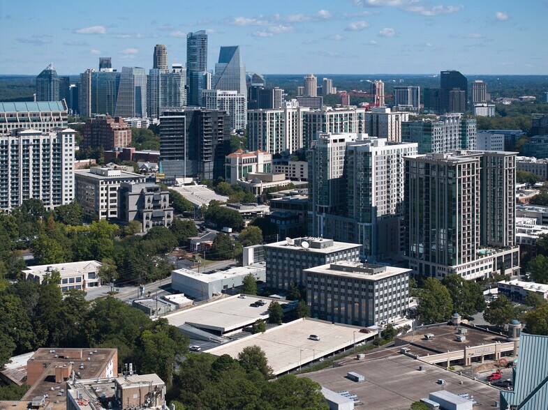2970 Peachtree Rd NW, Atlanta, GA à louer - Photo du bâtiment - Image 3 de 11