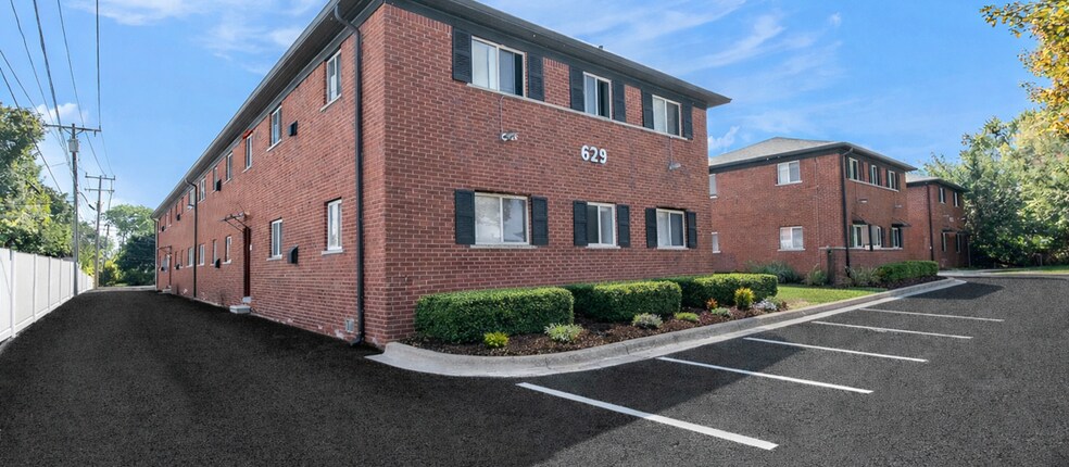 629 W Maple Rd, Clawson, MI à vendre - Photo du bâtiment - Image 2 de 6