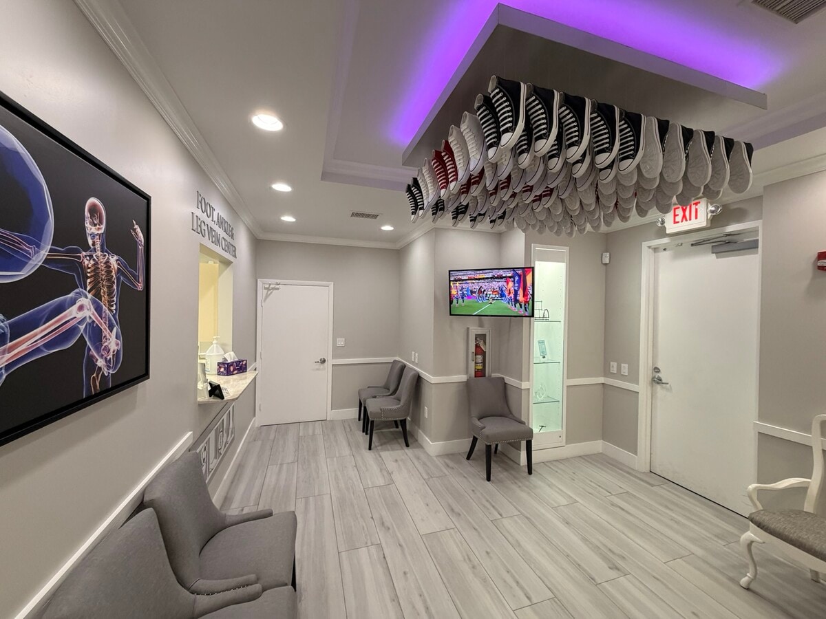 670 Glades Rd, Boca Raton, FL 33486 - Unit 320 - - Interior Photo - Image 1 of 15