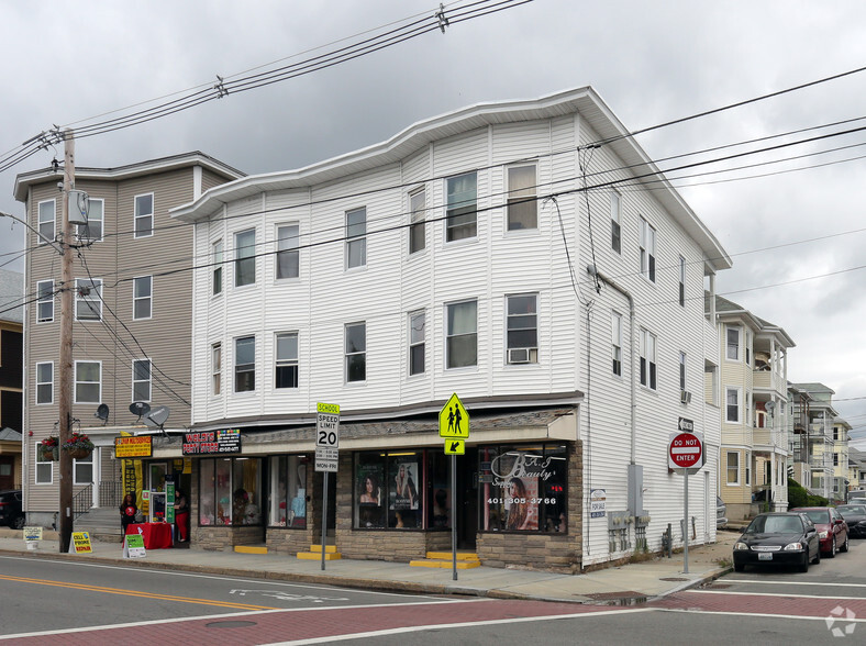 883-889 Dexter St, Central Falls, RI à vendre - Photo principale - Image 1 de 1