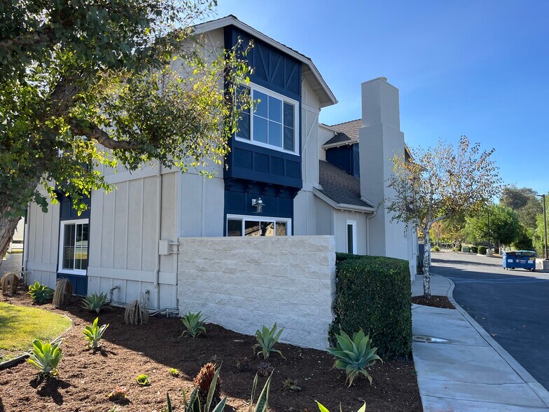 5481 E Santa Ana Canyon Rd, Anaheim Hills, CA à louer - Photo du bâtiment - Image 2 de 12