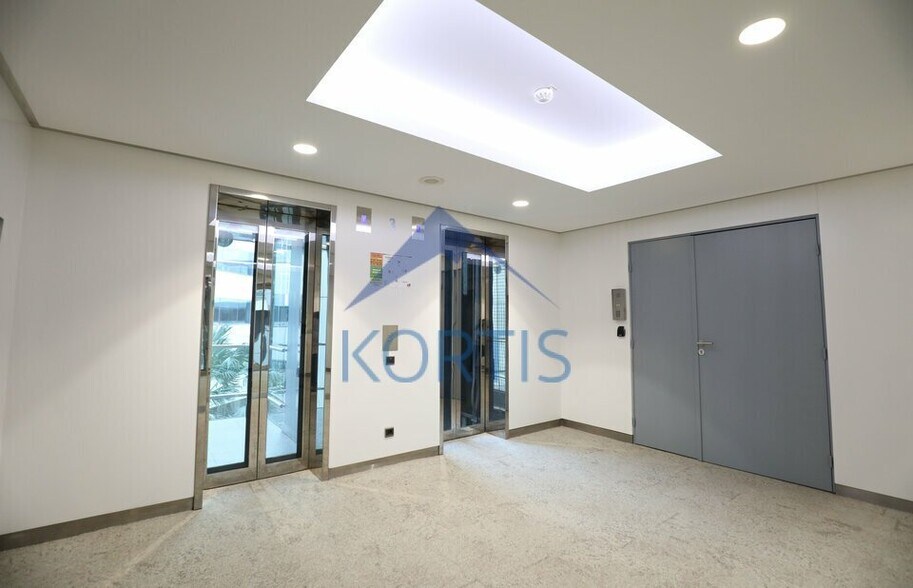 Office in Lyon for sale - Lobby - Image 1 of 12