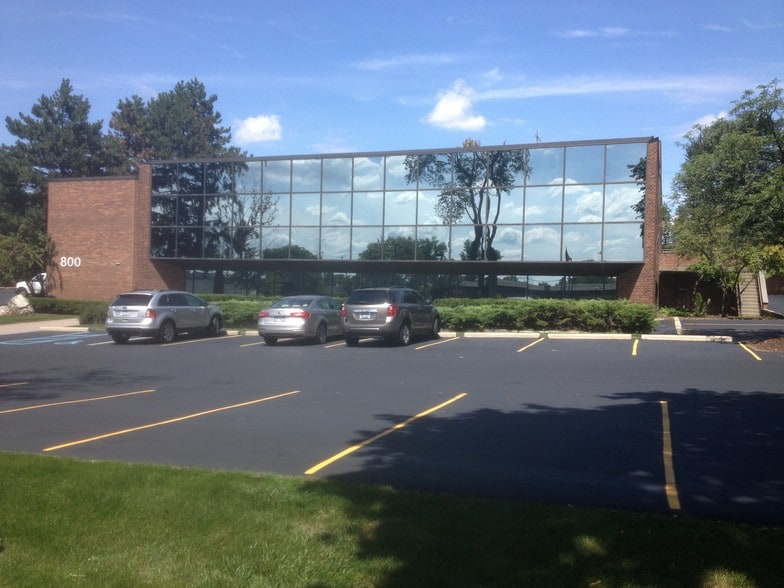 800 W Long Lake Rd, Bloomfield Hills, MI à louer - Photo du bâtiment - Image 3 de 6