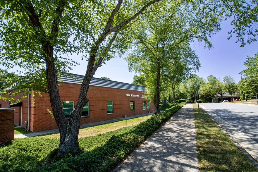 800 Springfield Commons Dr, Raleigh, NC à vendre - Photo du bâtiment - Image 3 de 13