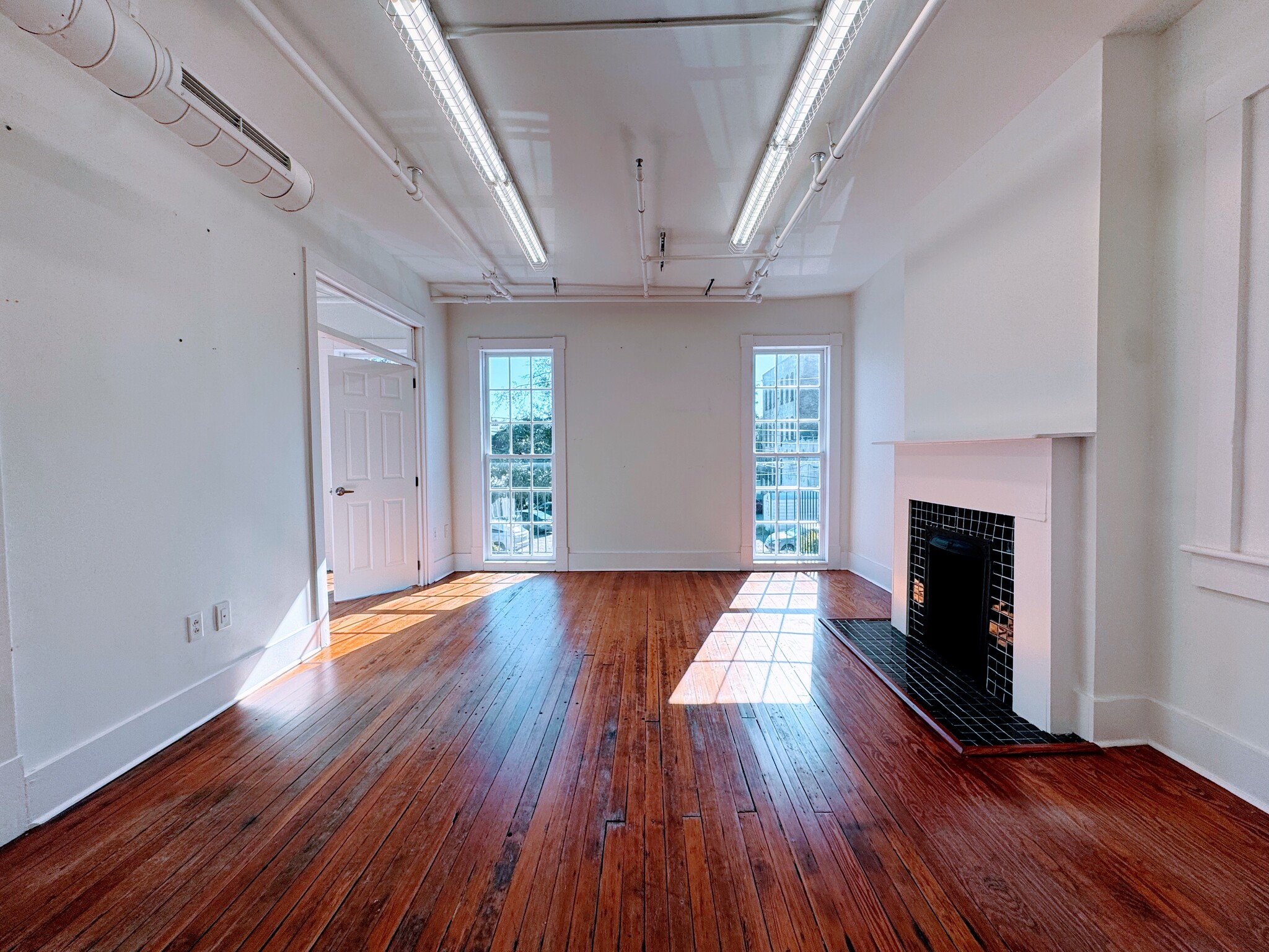 410 W Jones St, Savannah, GA for lease Interior Photo- Image 1 of 12