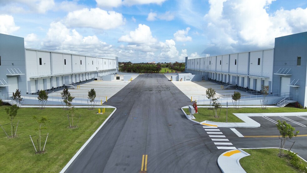 3175 Park of Commerce Blvd, Homestead, FL à louer - Photo du bâtiment - Image 3 de 5