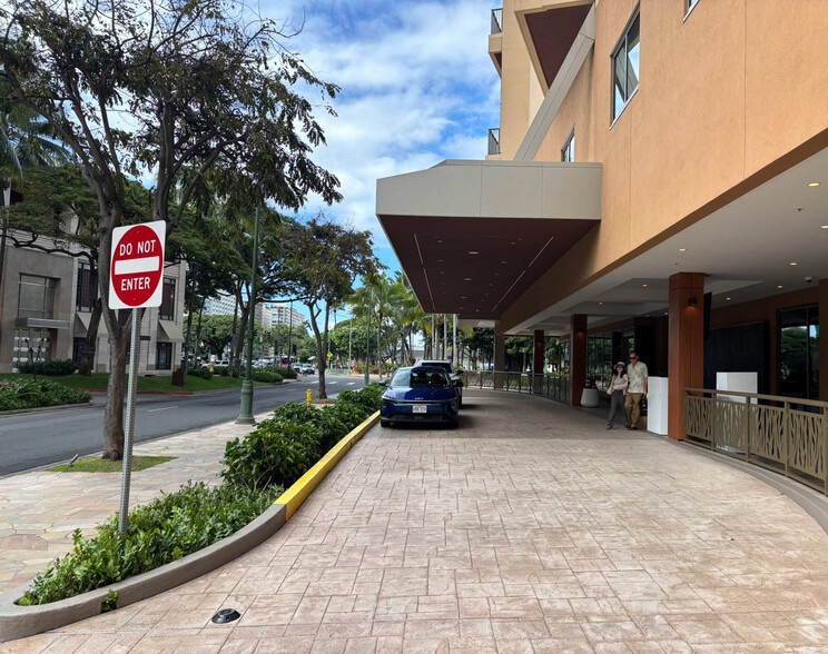 2080 Kalakaua Ave, Honolulu, HI à vendre - Photo du bâtiment - Image 2 de 9