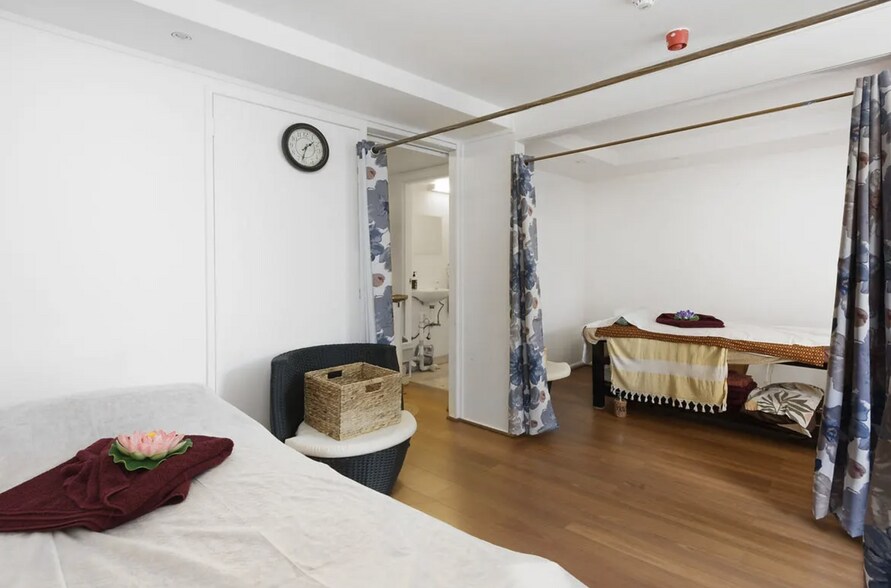 2 Lagoon St, Narrabeen for sale - Interior Photo - Image 2 of 2