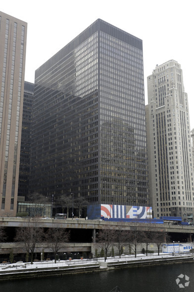 111 E Wacker Dr, Chicago, IL à louer - Photo du bâtiment - Image 2 de 4