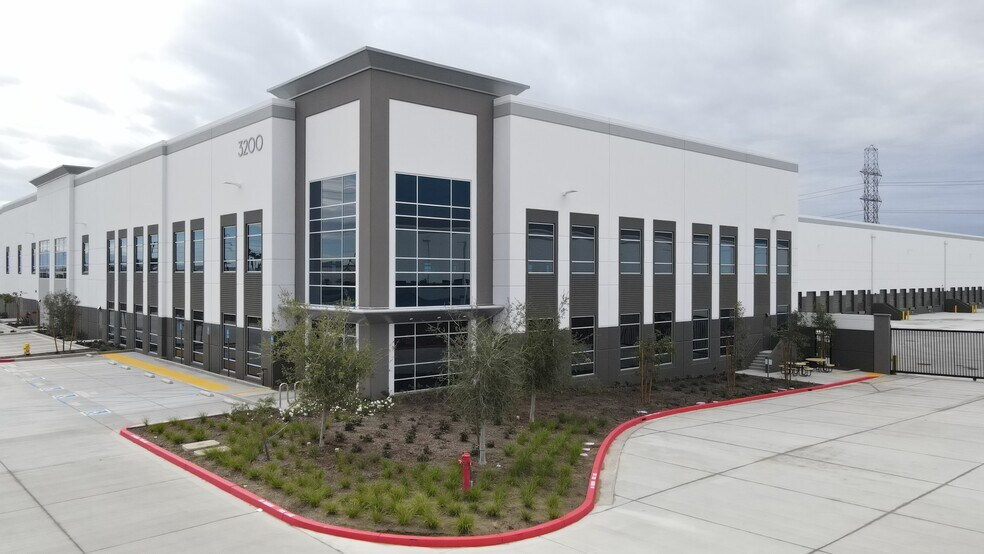 3200 S Hamner Ave, Ontario, CA à louer - Photo du bâtiment - Image 1 de 7