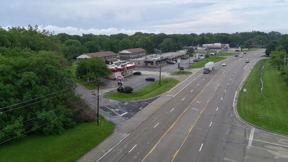 8610 Knoxville Ave, Peoria, IL for sale - Building Photo - Image 2 of 7